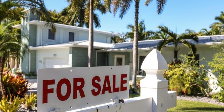 Mortgage rates jump back over 7% as stronger economic data rolls in