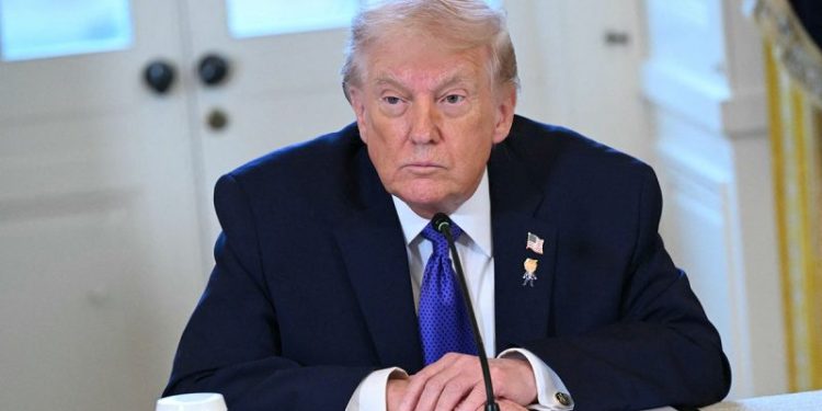 Trump wears ‘happy Trump’ pin alongside American flag during White House oil executive meeting